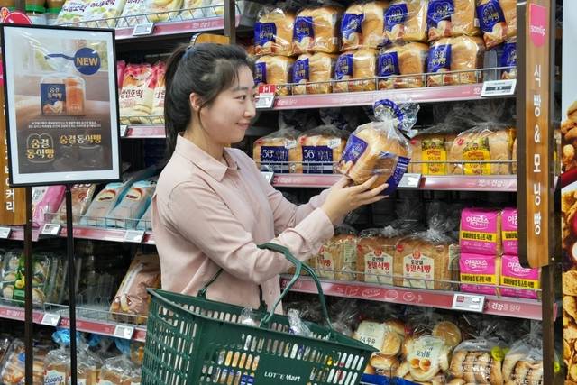 서울 송파구 잠실동 롯데마트 제타플렉스 잠실점에서 한 고객이 ‘오늘좋은 숨결통식빵’을 구경하고 있다. [롯데마트 제공]