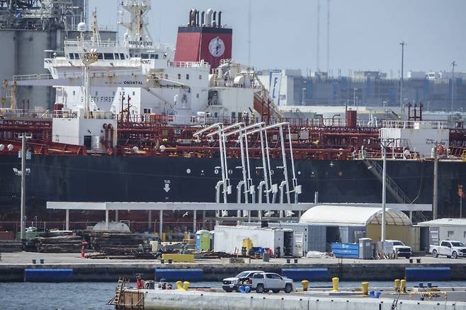 미국 플로리다주 포트 로더데일의 포트 에버글레이즈 항에 14일(현지시간) 유조선 한 척이 정박해 있다. EPA 연합