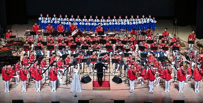 육군 군악의장대대와 출연진들이 6.25전쟁 75주년을 맞아 지난해 6월 17일 서울 여의도 KBS홀에서 열린 '2025 대한민국 육군 호국음악회'에서 공연을 하고 있다. 육군 제공