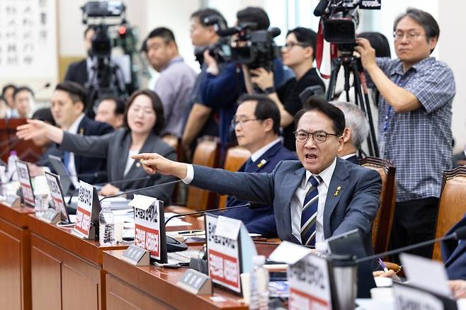 16일 서울 여의도 국회에서 열린 윤석열 정권 정치검찰 조작기소 의혹 사건 진상규명 국정조사특별위원회 대장동·김용 전 민주연구원 부원장·위례신도시 조작기소 의혹 사건 청문회에서 박선원 더불어민주당 의원이 국민의힘 의원들의 발언 등에 대해 항의하고 있다. 뉴스1