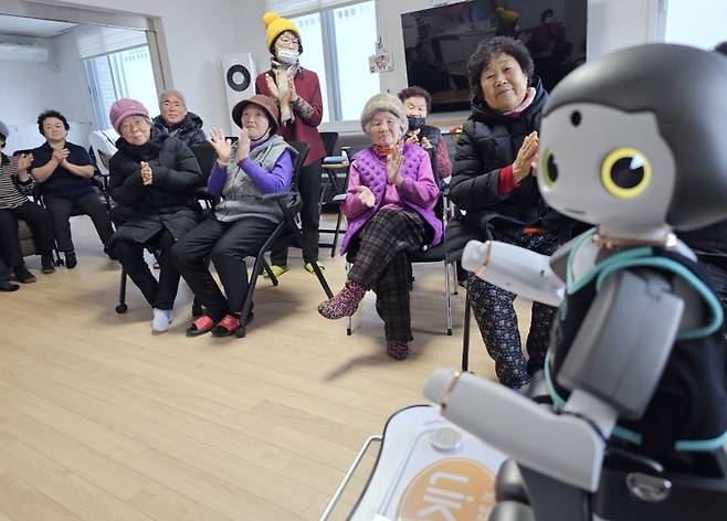 16일 보건복지부와 과학기술정보통신부는 제7회 과학기술관계장관회의에서 인공지능(AI)을 활용한 돌봄 전주기 기술 개발과 실증을 포함한 AI 돌봄기술 전주기 지원 전략을 발표했다. 사진은 태백지역 경로당에서 AI 돌봄로봇이 어르신들과 함께 놀이를 하는 모습. 뉴시스
