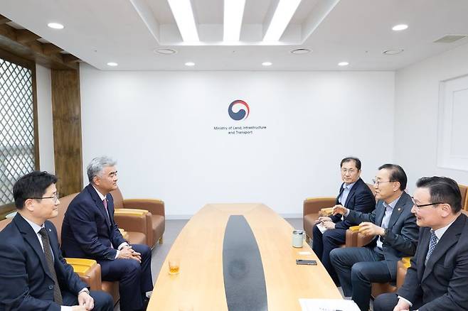 16일 서울 국토발전전시관에서 김윤덕 국토교통부 장관(오른쪽 두번째)이 정원주 대우건설 회장(왼쪽 두번째)과 만나 가덕도신공항 추진과 관련해 건설업계 애로사항을 청취하고 있다. 국토부 제공