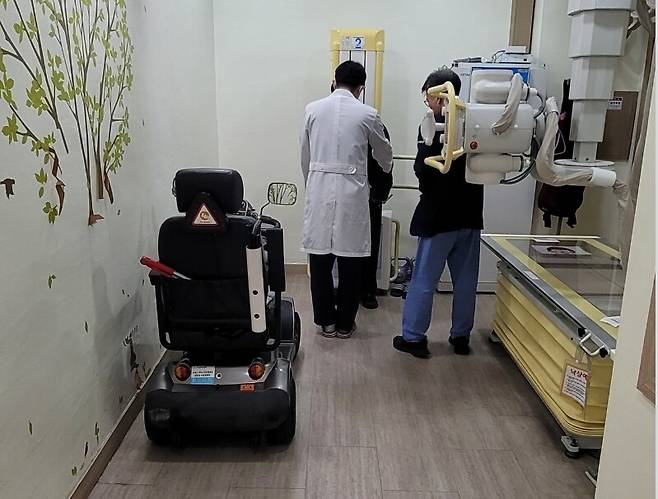 경기도의료원 수원병원이 뇌성마비 환자에게 부분 진료동행 서비스를 제공하고 있다. 조희문 교수 제공