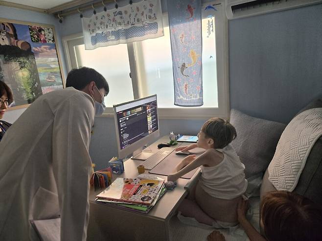 조희문 교수가 선천적 지적장애 환자의 자택에서 방문 진료를 하고 있다. 조희문 교수 제공