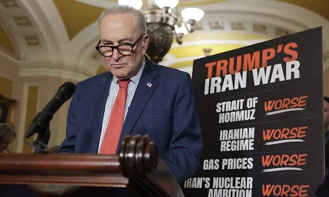 14일 미국 워싱턴디시 의회의사당에서 민주당 척 슈머 상원 원내대표가 당 정책오찬회의 뒤 기자회견을 열고 답변하고 있다. 워싱턴/AFP연합뉴스