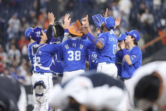 삼성 라이온즈 선수들이 16일 대전 한화생명 볼파크에서 열린 한화 이글스와 경기에서 승리한 뒤 세리머니를 하고 있다. 삼성 라이온즈 제공