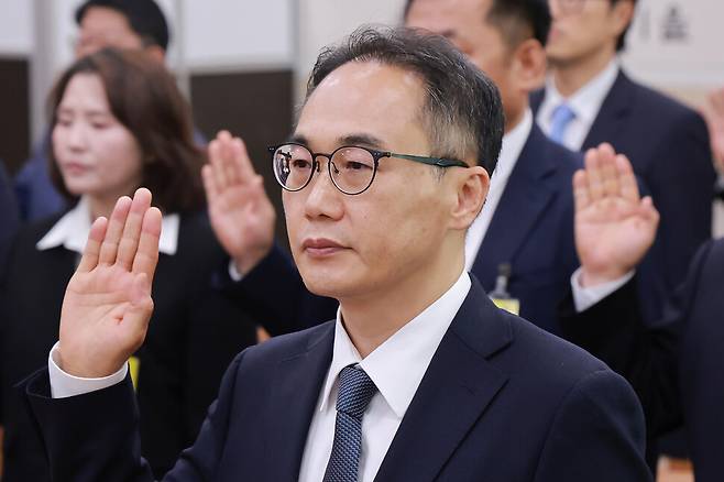 16일 국회 윤석열 정권 정치검찰 조작기소 의혹 사건 진상규명 국정조사특별위원회 제8차 전체회의에서 열린 청문회에서 이원석 전 검찰총장이 증인 선서를 하고 있다. 연합뉴스