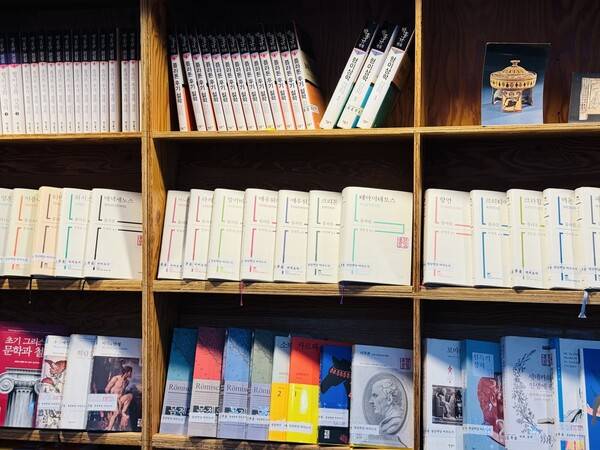 정암학당 서가.