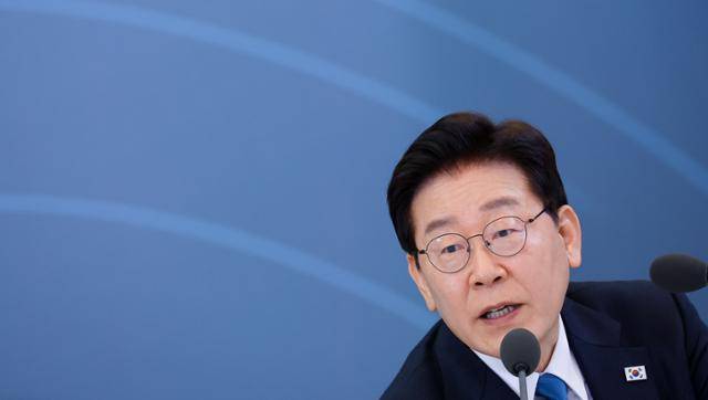 이재명 대통령이 15일 청와대에서 열린 규제합리화위원회 제1차 전체회의에서 발언을 하고 있다. 뉴스1