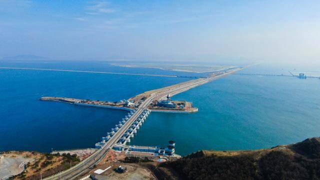 새만금 방조제 신시배수갑문. 세계 최대 갯벌 중 하나였던 만경강·동진강 하구 갯벌이 막혔다. 새만금개발청 제공