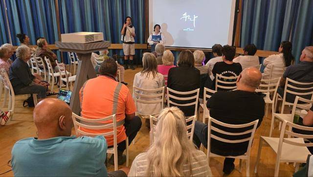 3월 23일 뉴질랜드 황아누이시 캐슬클리프 해변에 위치한 던컨 파빌리온에서 영화 상영회가 열리고 있다. 큰뒷부리도요를 조상으로 여기는 마오리 공동체의 구성원들과 지역 주민, 한국에서 온 새만금시민생태조사단과 '평화바람' 활동가 등이 참석해 영화를 보고 있다. 새만금시민생태조사단 정희정씨 제공