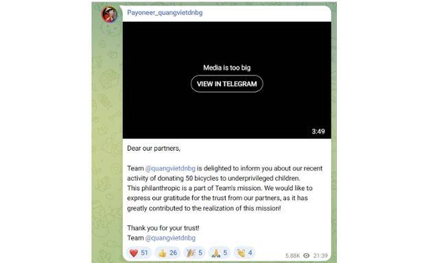 콴비엣이 어린이들에게 자전거 50대를 기부했다고 선전하고 있다.