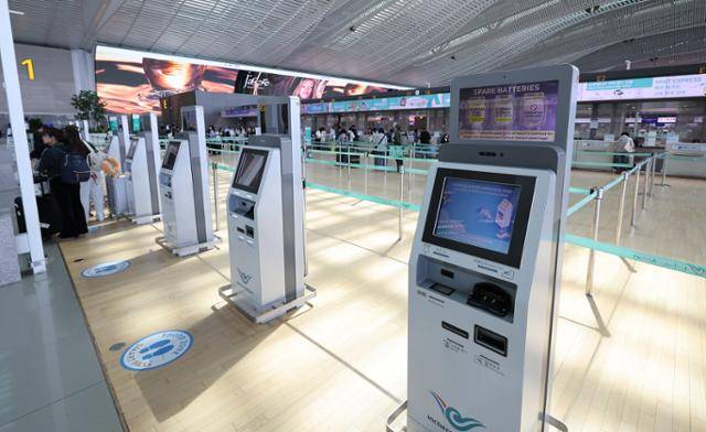 미국·이란 전쟁에 따른 고유가·고환율로 여행 심리가 위축된 14일 인천국제공항 제2여객터미널이 한산하다. 뉴스1