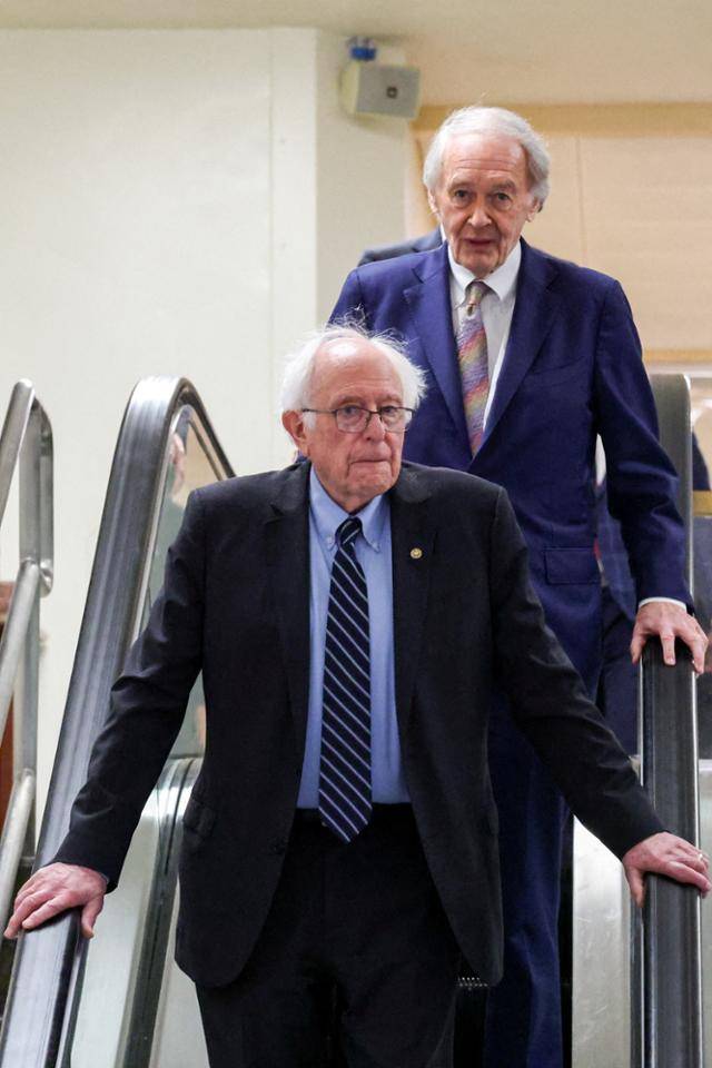 버니 샌더스(아래·버몬트) 무소속 상원의원과 에드 마키(매사추세츠) 민주당 상원의원이 지난달 4일 첫 전쟁결의안 표결에 참석하기 위해 워싱턴 국회의사당에 들어서고 있다. 워싱턴=로이터 연합뉴스