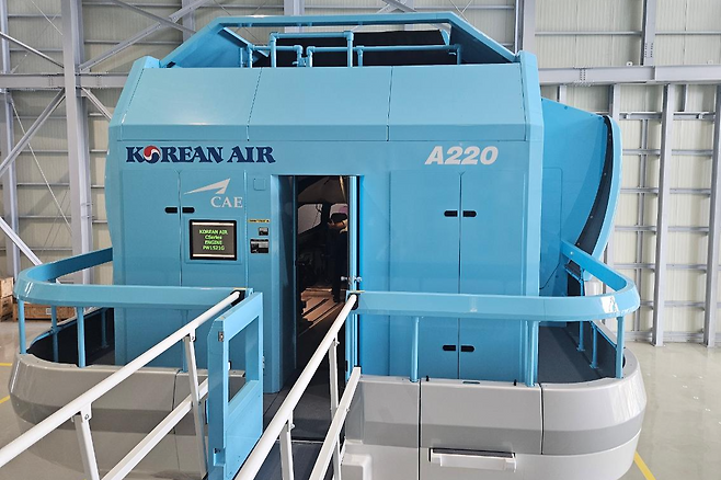 15일 인천 중구 대한항공 운항훈련센터의 에어버스 A220용 풀 플라이트 시뮬레이터. 김경준 기자