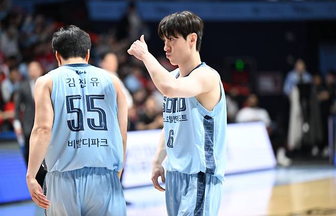 소노 이정현(오른쪽)이 16일 고양소노아레나에서 열린 SK와의 2025~26 LG전자 프로농구 6강 PO 3차전 중 작전을 지시하고 있다. 사진=KBL
