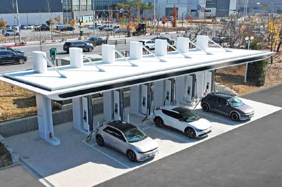 대전광역시 유성구 국립중앙과학관에 설치된 현대차그룹 전기차 초고속 충전소 'E-pit'에서 전기차가 충전하고 있다.  [사진=현대자동차그룹]