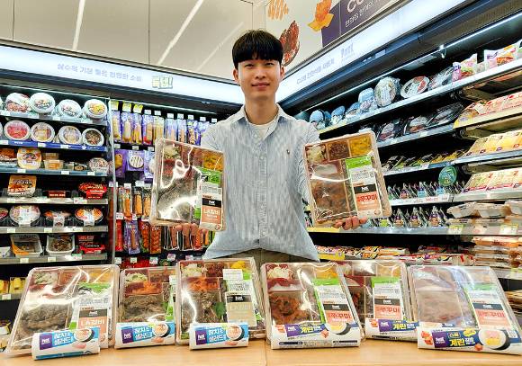 모델이 CU에서 프리미엄 간편식 라인인 'PBICK 더 키친 특식선언'을 소개하고 있다. [사진=BGF리테일]