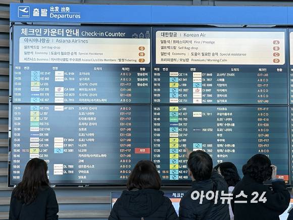 인천공항 출국객들이 체크인 카운터 인근에서 안내 전광판을 확인하고 있다. [사진=권서아 기자]