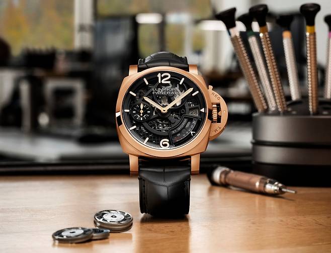 31일의 긴 파워리저브 기능을 갖춘 파네라이 올해의 신제품, 루미노르 31 지오르니 PAM01631. 200점 한정 생산하며, 지름 44㎜의 케이스 소재는 금과 구리를 주성분으로 만든 브랜드 자체 제작 골드테크™다. 사진 파네라이