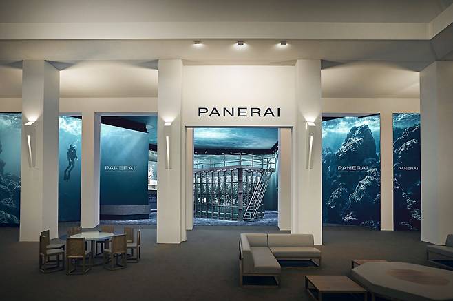 2026년 워치스&원더스 시계 박람회 파네라이 부스 전경. 올해 신제품 축을 이루는 루미노르 컬렉션과 해군에 시계를 납품한 역사에 영감을 받아 부스를 꾸몄다. 사진 파네라이