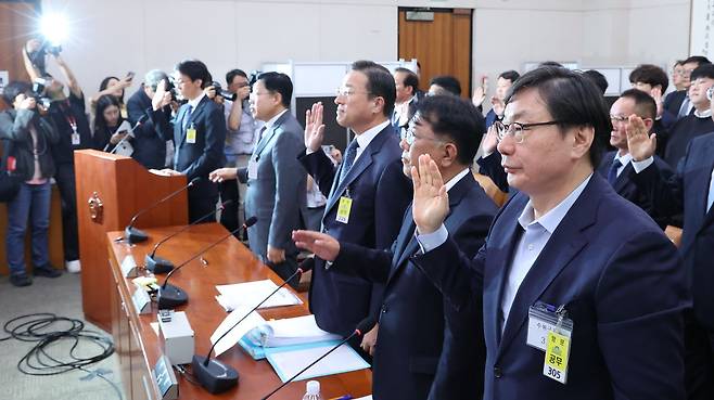 이화영 전 경기도 평화부지사가 지난 14일 서울 여의도 국회 윤석열정권정치검찰조작기소의혹사건진상규명국정조사특별위원회에서 열린 쌍방울 대북송금 조작기소 의혹 사건 청문회에서 증인 선서를 하고 있다. 뉴스1
