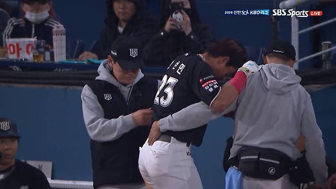 KT 안현민(가운데)이 15일 창원 NC전에서 6회 주루 플레이를 하다가 오른쪽 햄스트링 통증을 호소하고 있다. 결국 안현민은 대주자 배정대로 교체됐다. 사진 티빙 캡처