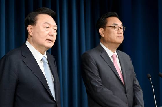 2024년 4월 윤석열 대통령이 용산 대통령실 청사에서 정진석 신임 비서실장을 소개하고 있다. 대통령실 제공