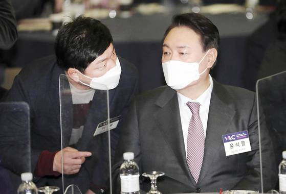 2022년 1월 당시 윤석열 국민의힘 대선후보가 서울 중구 조선호텔 그랜드볼룸에서 열린 ″혁신, 도전, 미래″ 조선비즈 2022 가상자산 컨퍼런스에 참석, 국민의힘 이용 의원과 이야기를 나누고 있다. 중앙포토