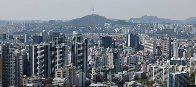 16일 서울 강남구 등 도심 아파트단지 일대. 국회예산정책처의 '2026년 주택분 보유세수 전망'에 따르면 올해 주택 보유세수는 총 8조 7803억 원으로 추정됐다. 지난해 7조 6132억 원보다 약 15.3%(1조 1671억 원) 증가한 규모다. 뉴스1
