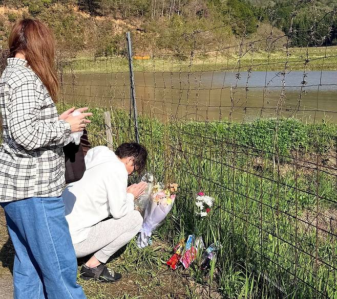 16일 알본 교토부 난탄시 소노베초에서 주민들이 실종됐다 사망한 채 발견된 아다치 유키를 추모하고 있다. 정원석 특파원
