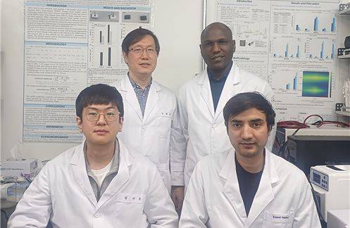 〈(뒷줄 왼쪽부터) 노창현 UST 교수(교신저자), 미구타 파우스틴 응굴리미 UST 박사과정생(공동저자), (앞줄 왼쪽부터) 김시온 UST 통합과정생(공동저자), 카말 아스가르 UST 박사과정생(제1저자)〉