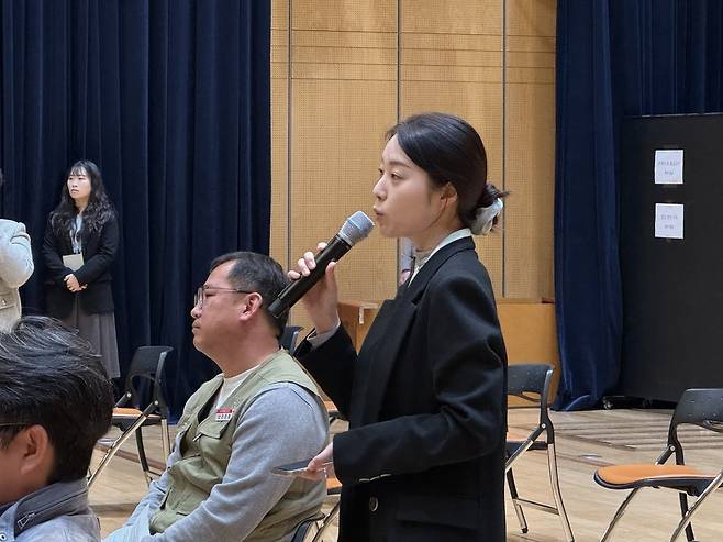 소위 ‘양상우 사단’을 새 이사진에 선임한 3월27일 YTN 주주총회에 우리사주조합장 자격으로 참석한 나연수 기자가 발언하고 있다. /언론노조 YTN지부 제공