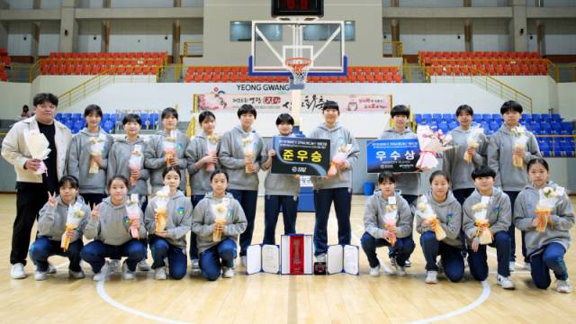 ▲ 봉의중 농구부 선수단이 14일 전남 영광스포티움국민체육센터에서 막을 내린 제51회 협회장기 전국남녀중고농구대회 여자중등부에서 준우승을 차지한 뒤 기념 촬영하고 있다.  봉의중 농구부 제공