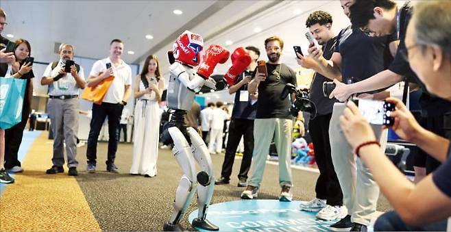 지난 14일 홍콩 컨벤션센터에서 열린 홍콩전자박람회·이노엑스의 로봇 전용 전시장 ‘로보파크’에서 중국 로봇 기업 유니트리의 휴머노이드 로봇 ‘G1’이 격투 동작을 시연하고 있다.  /홍콩무역발전국 제공