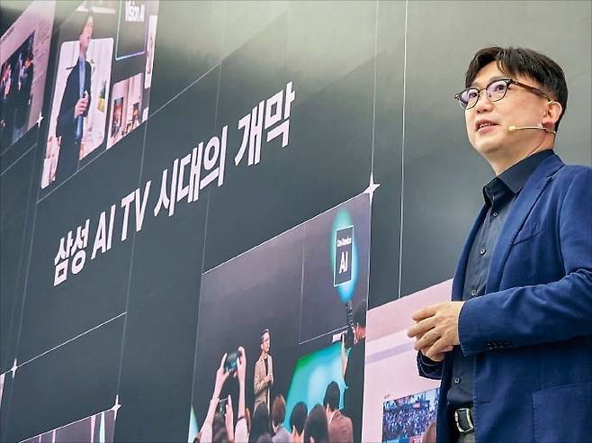 용석우 삼성전자 영상디스플레이사업부장(사장)이 15일 서울 서초동 삼성 강남에서 2026년형 마이크로 RGB TV를 발표하고 있다.  /연합뉴스