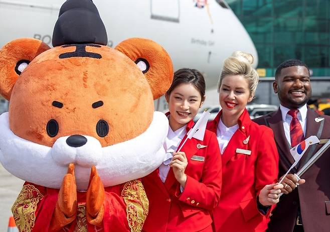 4.14 취항 기념 환영 행사, 한국관광공사 마스코트 호종이와 버진애틀랜틱 승무원들