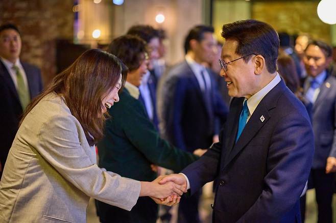 염혜란 배우와 악수하는 이재명 대통령 /사진=연합뉴스