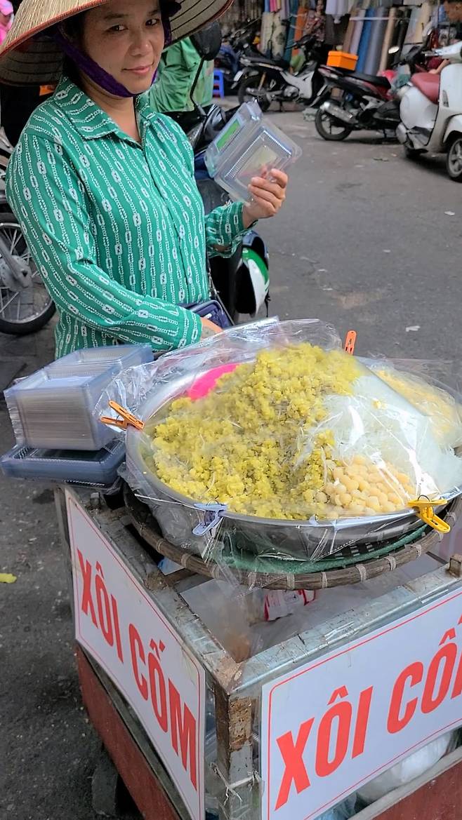 자전거에 쏘이를 싣고 다니며 판다. / 사진. © 신예희