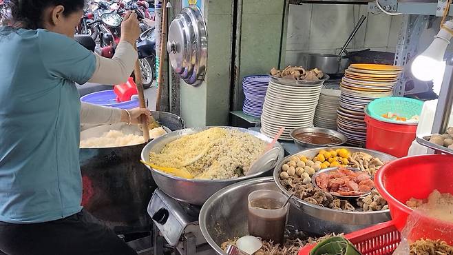 찹쌀밥을 식히는 쏘이집 사장님. / 사진. © 신예희