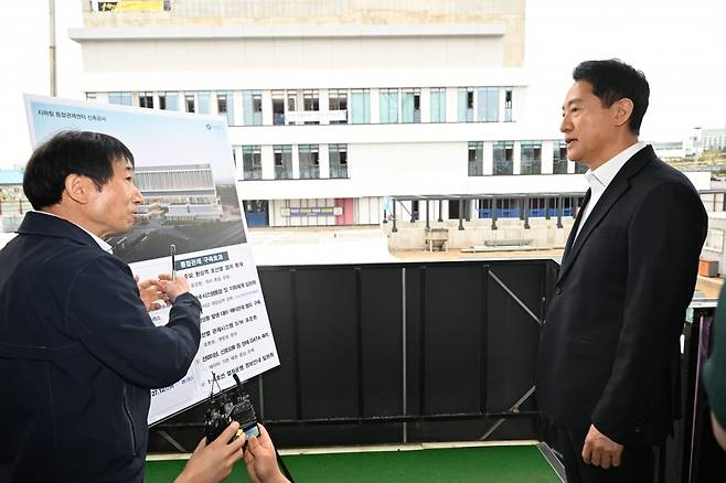 오세훈 서울시장이 성동구 서울교통공사 통합관제센터 신축공사 현장을 방문해 진행 상황을 점검하고 있다./서울시 제공