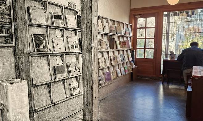 전북 군산 ‘심리서점 쓰담’에서 한 손님이 독서하고 있다. /군산=최한종 기자