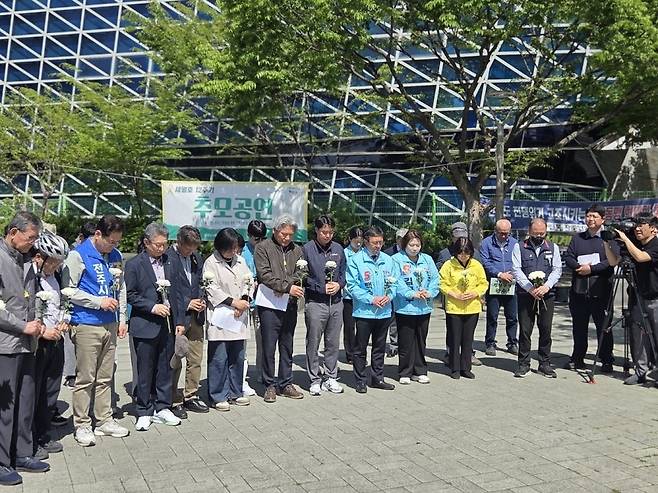 민주노총 전북본부와 이태원참사 가족협의회 전북지부, 세월호분향소지킴이 등은 16일 전북 전주 풍남문에 설치된 세월호분향소 앞에서 “세월호 참사 진상규명 완수 방안을 마련하라”고 촉구하고 있다. 연합뉴스