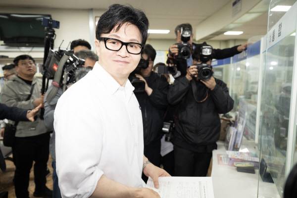 한동훈 전 국민의힘 대표가 지난 14일 부산 북구 만덕2동 행정복지센터를 찾아 전입신고를 하고 있다. 전민철 기자