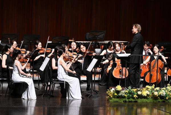 지난 15일 부산 해운대구 영화의전당 하늘연극장에서 유콘서트 20주년 공연 ‘제216회 한밤의 유U; 콘서트’가 열려 국제신문교향악단이 다양한 클래식 음악을 연주하고 있다. 김성효 선임기자
