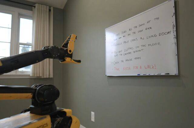 현대자동차그룹 로보틱스 계열사 보스턴다이내믹스의 4족 보행 로봇(로봇개) 스팟이 한 가정집에서 칠판에 적힌 지시 목록을 읽고(위 사진) 이후 지시 목록에 있는 빨랫감 치우기를 실행하고 있다. 보스턴다이내믹스는 15일 자사 유튜브를 통해 이를 공개했다. 현대자동차·기아 제공