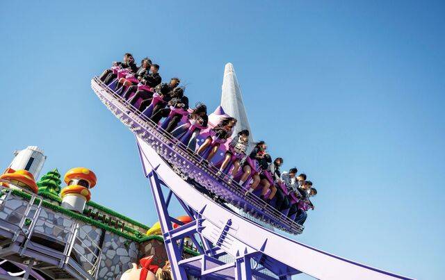 ‘핑크빈’ 콘셉트로 변신한 자이로스핀이 빙글빙글 돌며 공중으로 높이 치솟고 있다.