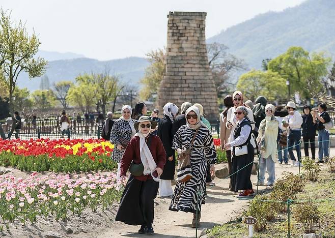 경주 동부사적지에서 외국인 관광객들이 첨성대를 배경으로 산책을 즐기고 있다. 경주시 제공