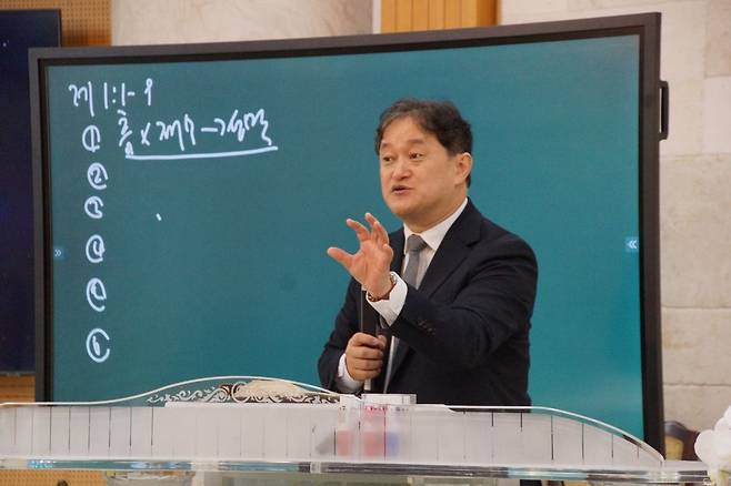 더 바이블 미니스트리 대표인 이지웅 목사가 16일 부산 순복음세움교회에서 열린 4월 성령 세미나에서 ‘하나님의 지혜’를 제목으로 설교하고 있다. 이 목사는 “하나님은 자녀를 잃은 부모와 같은 절박함으로 주를 찾는 자에게 복을 주신다”고 말했다.