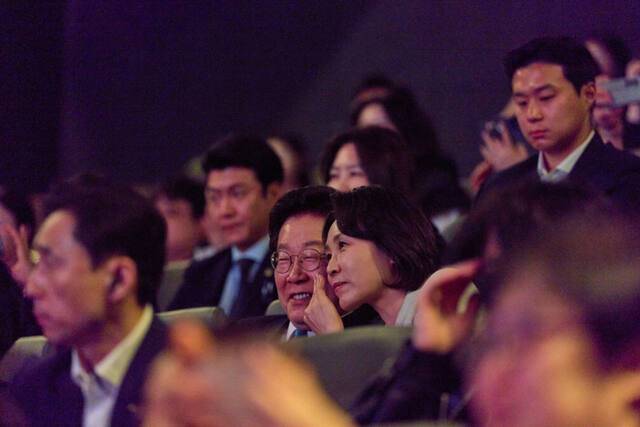 이재명 대통령과 김혜경 여사가 15일 서울 용산 CGV를 찾아 제주 4·3 사건을 다룬 영화 ‘내 이름은’을 관람하고 있다.이 대통령 부부는 매주 수요일 ‘문화의 날’을 맞아 SNS 추첨을 통해 선정된 시민 165명과 함께 영화를 관람했다. 연합뉴스